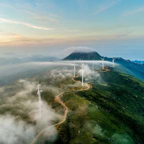 In der öffentlichen Stromerzeugung lagen Wind und Solar 2025 erstmals gemeinsam an der Spitze.