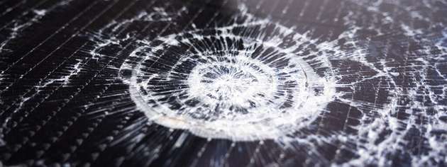 Bei Schäden an PV-Modulen drohen Besitzern duch Kosten für Reparatur oder Austausch, entgangenen Einsparungen durch reduzierte Energieproduktion während Ausfallzeiten und höheren Versicherungsprämien nach Schadensmeldungen hohe finanzielle Belastungen.