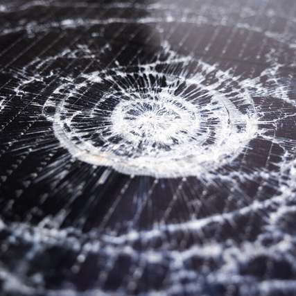 Bei Schäden an PV-Modulen drohen Besitzern duch Kosten für Reparatur oder Austausch, entgangenen Einsparungen durch reduzierte Energieproduktion während Ausfallzeiten und höheren Versicherungsprämien nach Schadensmeldungen hohe finanzielle Belastungen.