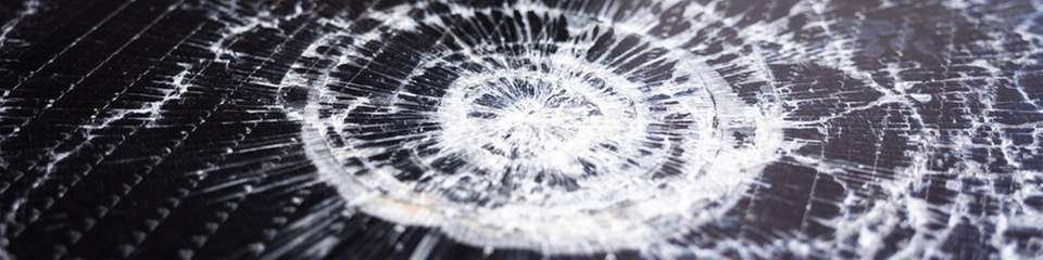 Bei Schäden an PV-Modulen drohen Besitzern duch Kosten für Reparatur oder Austausch, entgangenen Einsparungen durch reduzierte Energieproduktion während Ausfallzeiten und höheren Versicherungsprämien nach Schadensmeldungen hohe finanzielle Belastungen.