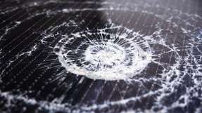 Bei Schäden an PV-Modulen drohen Besitzern duch Kosten für Reparatur oder Austausch, entgangenen Einsparungen durch reduzierte Energieproduktion während Ausfallzeiten und höheren Versicherungsprämien nach Schadensmeldungen hohe finanzielle Belastungen.