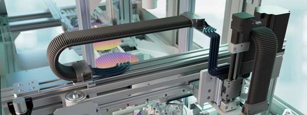 Die kompakte, ableitfähige Energiekette mit selbsttragender Funktion macht platzraubende Abschirmungen überflüssig.