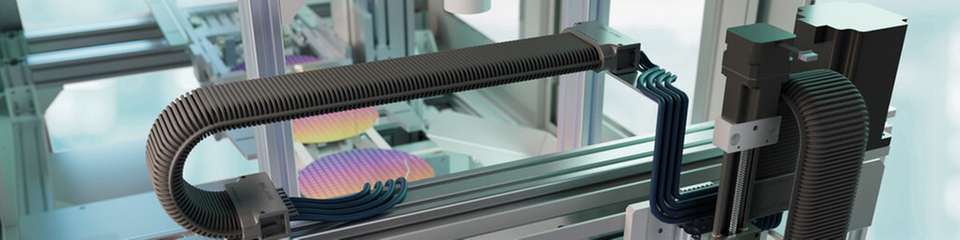 Die kompakte, ableitfähige Energiekette mit selbsttragender Funktion macht platzraubende Abschirmungen überflüssig.