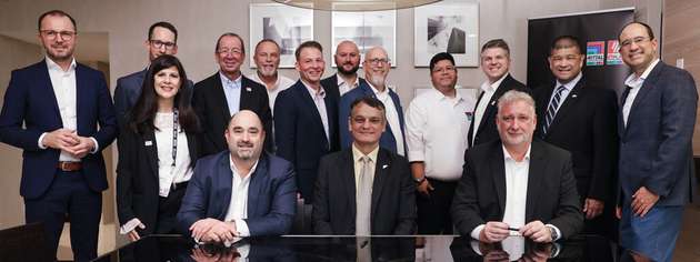 Unterzeichnung der Partnerschaft in Chicago: Dr. Daniel Castro (Mitte), Dekan Purdue Polytechnic, Sebastian Seitz (links), CEO von Eplan und Jochen Trautman (rechts), CEO Rittal Automation Systems.