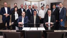 Unterzeichnung der Partnerschaft in Chicago: Dr. Daniel Castro (Mitte), Dekan Purdue Polytechnic, Sebastian Seitz (links), CEO von Eplan und Jochen Trautman (rechts), CEO Rittal Automation Systems.