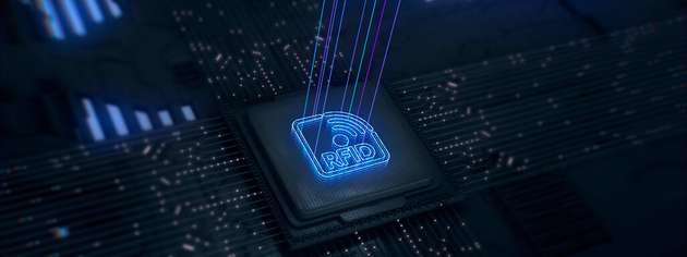 RFID ermöglicht zum Beispiel die Standardisierung von Datenflüssen und erreicht in Kombination mit KI, insbesondere bei der Datenbereinigung durch selektives Filtern, ein neues Qualitätsniveau. 