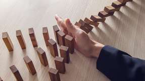 Cyberkriminelle automatisieren ihre eigenen Aufklärungsaktivitäten und bedienen sich legitimer Werkzeuge, sodass es immer schwerer wird, echte Angriffe von normalem Systemverhalten zu unterscheiden. Möglichst schnelles Erkennen und Reagieren reicht nicht mehr: Heute brauchen Security-Teams smarte Präventionssysteme.