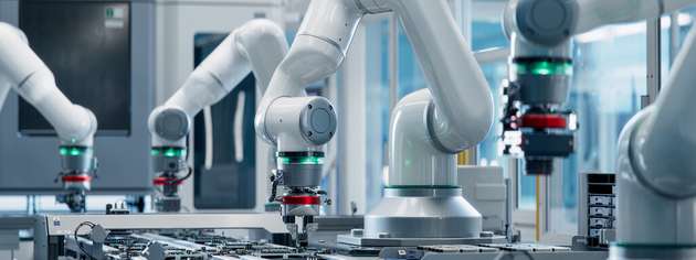 Roboter sind in der Fertigungsindustrie entscheidend, weil sie Produktivität, Qualität und Liefersicherheit steigern und gleichzeitig dem strukturellen Fachkräftemangel dauerhaft entgegenwirken.