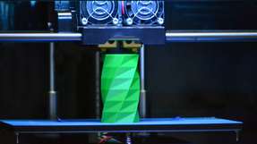 Die meisten dieser Tinten basieren auf fossilen Polymeren; Materialien, die oft weder recycelbar noch biologisch abbaubar sind. Anders verhält es sich mit der neu entwickelten Tinte auf Lignin-Basis.