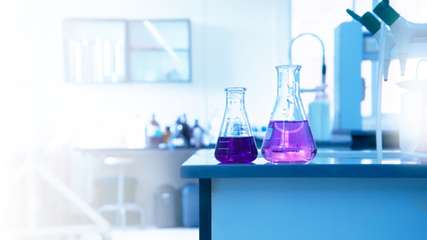 Die chemisch-pharmazeutische Industrie zählt zu den forschungsintensivsten Branchen Deutschlands – aber noch ist es schwierig, neuartige Verfahren in Produktionsprozesse zu überführen.