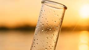 Durch Photokatalyse werden Kunststoffpolymere mit hoher Selektivität in Essigsäure umgewandelt.