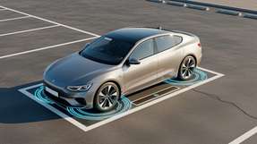 Beim induktiven Laden können beispielsweise Autos an bestimmten Stellen geparkt und automatisch aufgeladen werden. 