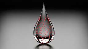 Durch Anlegen von Spannung wird PFBA an die Oberfläche gezogen und dort absorbiert. 