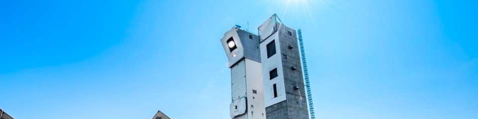 Die Solartürme in Jülich: Hier testen und entwickeln Forschende des Deutschen Zentrums für Luft- und Raumfahrt (DLR) gemeinsam mit Industrieunternehmen Komponenten und Systeme für kommerzielle solarthermische Kraftwerke.