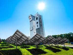 Die Solartürme in Jülich: Hier testen und entwickeln Forschende des Deutschen Zentrums für Luft- und Raumfahrt (DLR) gemeinsam mit Industrieunternehmen Komponenten und Systeme für kommerzielle solarthermische Kraftwerke.