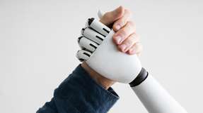 WearaCob – Wearable und Collaborative – ermöglicht eine enge und gefahrlose Zusammenarbeit von Mensch und Roboterarm.