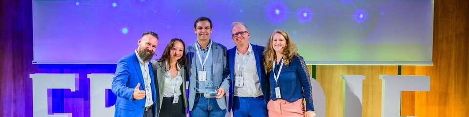 Die Sieger von Vacom nehmen ihren FREDDIE – Der Industrial AI Award – entgegen.  