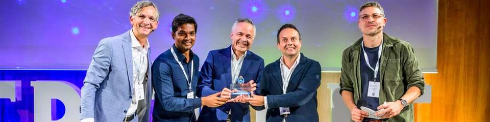 Die Sieger von DEHN SE nehmen ihren FREDDIE – Der Industrial AI Award – entgegen.