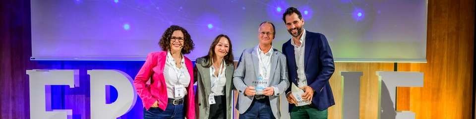 Die Sieger von GEA nehmen ihren FREDDIE – Der Industrial AI Award – entgegen.
