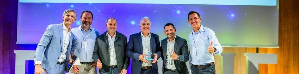 Die Sieger von Uhlmann Pac-Systeme nehmen ihren FREDDIE – Der Industrial AI Award – entgegen.