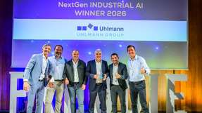 Die Sieger von Uhlmann Pac-Systeme nehmen ihren FREDDIE – Der Industrial AI Award – entgegen.