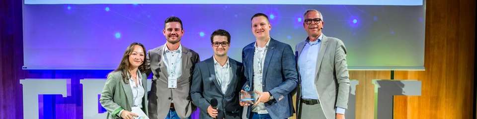 Die Sieger von Phoenix Contact nehmen ihren FREDDIE – Der Industrial AI Award – entgegen. 
