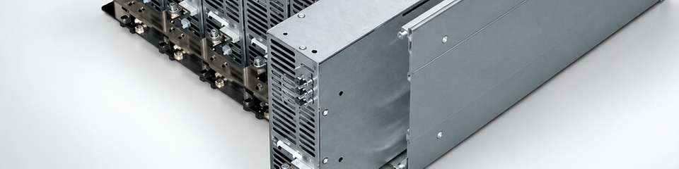 Parallelgeschaltete Cotek-AEK-3000-Netzteilmodule von Burger Engineering.