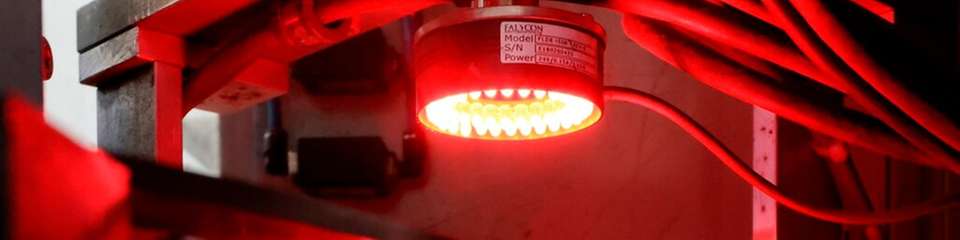 Automatisierte optische Bauteilprüfung: Eine Schraube wird auf einem Drehteller unter Auflicht Beleuchtung rundum erfasst. Dies bildet die Grundlage für die KI-gestützte Verbesserung des Prüfprozesses.