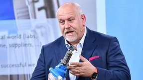 „Innovationen treiben unser Wachstum an“: Endress+Hauser-CEO Matthias Altendorf zeigt auf dem Innovatorentreffen ein Multi-Sensor-System zur Überwachung von Gärprozessen.