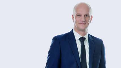 Axel Runge, Diplom-Kaufmann (FH), ist seit 2011 gemeinsam mit seinem Bruder Thomas Runge geschäftsführender Gesellschafter der Ruwac Industriesauger. Das Unternehmen wurde 1976 von seinem Vater Manfred Runge gegründet. Bevor Axel Runge in das Familienunternehmen einstieg, hat er im Marketing bei einem Zigarrenhersteller in Bünde/ Westfalen gearbeitet.
