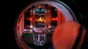 Die Aufnahme zeigt kalte Atome (in Gelb) in einem optischen Resonator auf dem Weg, einen Zeitkristall zu formen.