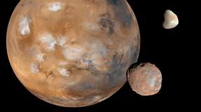 Bildmontage des Mars und seiner beiden Monde Deimos (oben) und Phobos: Sie sind Ziel der Mission MMX, die unter anderem ihre bisher ungelöste Herkunft aufdecken soll.