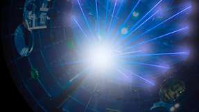  192 hochenergetische Laserstrahlen bündeln sich in der Mitte der Targetkammer, um ein winziges Wasserstoffpellet zu implodieren und eine thermonukleare Fusionsreaktion auszulösen.