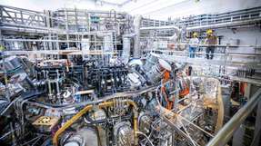 Experimenthalle mit Wendelstein 7-X in Greifswald. Die Fusionsanlage ist der modernste und größte Stellarator der Welt.