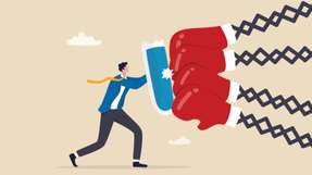 Unternehmen, die Resilienz aktiv in ihre Strategie integrieren, können Krisen nicht nur überstehen, sondern auch gestärkt daraus hervorgehen. Schlüsselstrategien wie digitale Transformation, flexible Lieferketten, nachhaltige Innovationsprozesse und ein starkes Risikomanagement tragen dazu bei, Resilienz als echten Wettbewerbsvorteil zu nutzen.