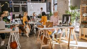 Eine Studie des Fraunhofer-Instituts IAO zu Mitarbeitertypologien und deren Einfluss auf die Arbeitsplatzwahl zeigt, dass individuelle Bedürfnisse der Schlüssel zum Erfolg hybrider Arbeitsmodelle sind.