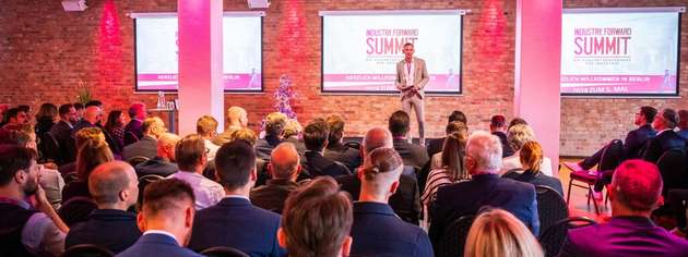 Im Video sehen Sie die Highlights des letztjährigen INDUSTRY.forward SUMMIT, der in die 6. Runde geht! Am 24. und 25. Juni 2025 werden Entscheidungsträger zusammengebracht und Impulse für die Führungskräfte der Industrie gegeben.