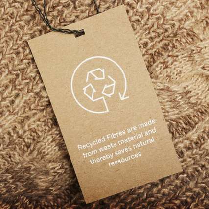 Bei der Wiederverwertung von zum Beispiel nicht nutzbarer Kleidung aus der Altkleidersammlung ist nicht bekannt, wie sich das Recyclingmaterial im Herstellungsprozess verhält – bislang ein Grund, den Einsatz zu vermeiden.
