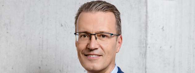 Prof. Dr.-Ing. Tomas Smetana ist seit 2023 CTO und Mitglied der Geschäftsführung von ebm-papst in Mulfingen. Zuvor war er 22 Jahre in leitenden Positionen bei Schaeffler in Herzogenaurach, Japan und China tätig. Nach dem Maschinenbaustudium an der TU Prag promovierte er an der TU Chemnitz. Er verfügt über langjährige Erfahrung in der Entwicklung und Industrialisierung innovativer Produkte in den Bereichen Elektromobilität, Fahrwerksysteme, Robotik, Lüftungs- und Heiztechnik, Digitalisierung und KI. Zudem ist er Honorarprofessor an der Universität Shanghai und Mitglied von Aufsichtsräten.
