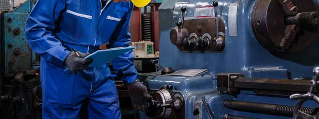 Ein neues HMI-Konzept des Fraunhofer IPA erleichtert die Maschinenbedienung durch grafische Schritt-für-Schritt-Anleitungen für Fachkräfte und Quereinsteiger.