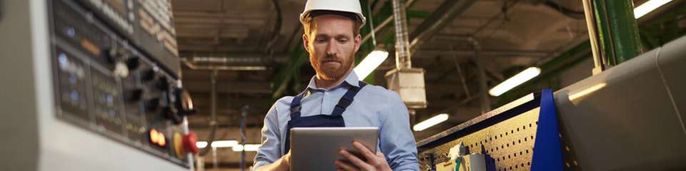 Fachkräfte in der Fertigung stehen unter zunehmendem Druck – Personalengpässe und Digitalisierung prägen den Arbeitsalltag.