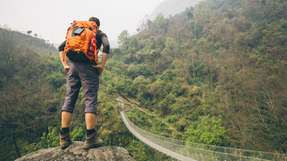 Da sich Normen, Prüfverfahren und Zertifizierungsprogramme je Markt stark unterscheiden, gehören Produktzulassungen in die Entwicklung. Eine klare Zulassungsstrategie verkürzt die Time-to-Market und reduziert die Nacharbeit.