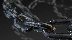 Eine datenbasierte Effizienzanalyse mit über 29 Kennzahlen macht Störgrößen sichtbar, in drei Phasen werden anschließend Maßnahmen ergriffen, um die Komplexität zu senken und die Lieferperformance zu verbessern.