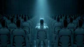 In der Industrie übernehmen humanoide Roboter bereits einfache Tätigkeiten und in Zukunft sollen sie noch mehr Aufgaben übernehmen.