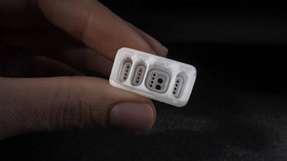 Ein miniaturisierter Automotive-Stecker zeigt die hohe Detailgenauigkeit der neuen SLS-Technologie.
