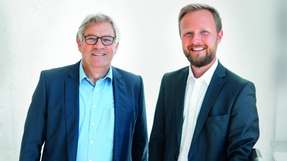 Ulrich Burkart (links) und Dominik Bröllochs bilden seit 2020 das Team Sustainable Solutions. Als Group Sustainability Manager koordinieren sie alle Nachhaltigkeitsmaßnahmen der Optima Unternehmensgruppe. Beide verfügen durch ihre vorangegangenen Aufgaben über einen guten Einblick im Bereich nachhaltiges Verpacken.
