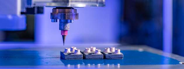 In einem Labor der TU Chemnitz werden beim 3D-Druck von Gehäusen für leistungselektronische Bauelemente keramische und metallische Pasten genutzt, um die Bauteilgeometrie zu erzeugen.