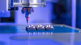 In einem Labor der TU Chemnitz werden beim 3D-Druck von Gehäusen für leistungselektronische Bauelemente keramische und metallische Pasten genutzt, um die Bauteilgeometrie zu erzeugen.