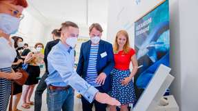 Marco Kircher, Wissenschaftler am Fraunhofer IPMS, zeigt Karsten Goletz und Anke Neumeister vom Projektteam „museum4punkt0“ am Deutschen Meeresmuseum, wie er mit Gesten einen virtuellen Pinguin steuert.