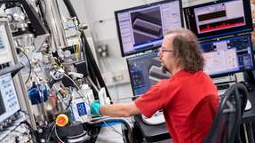 Das Helium-Ionen-Mikroskop erlaubt das Abbilden  und Herstellen von Nanostrukturen und basiert darauf, das ein fokussierter Helium- oder Neonstrahl über das zu untersuchende Objekt bewegt wird.
